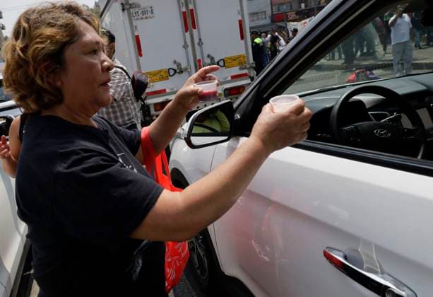 Pulquerias Protest Closure Of Pulquerias In Mexico City A person offers pulque to motorists in protest outside the La Paloma Azul pulqueria in Mexico City, Mexico, on March 25, 2025, after authorities order the closure of the establishment, which also closes other pulquerias in the capital. Those affected claim that the measure is applied indiscriminately, affecting businesses that, in many cases, operate legally and have years of tradition in the city. Pulque is an alcoholic beverage of pre-Hispanic origin. It is obtained from the leaves of the maguey plant and is made from the fermentation of mucilage, popularly known as aguamiel. Mexico City Mexico City Mexico  Copyright: xGerardoxVieyrax originalFilename: vieyra-notitle250325_npTqy.jpg