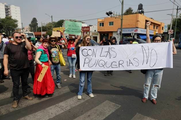 Pulquerias Protest Closure Of Pulquerias In Mexico City Pulqueras and pulqueros protest outside the La Paloma Azul pulqueria in Mexico City, Mexico, on March 25, 2025, after authorities order the closure of the establishment, in addition to the closure of other pulquerias in the capital. Those affected claim that the measure is applied indiscriminately, affecting businesses that, in many cases, operate legally and have years of tradition in the city. Mexico City Mexico City Mexico  Copyright: xGerardoxVieyrax originalFilename: vieyra-notitle250325_npXk1.jpg