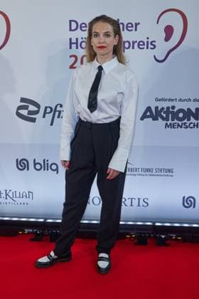 Sina Martens - Gaesteankunft zum 23. Deutschen Hoerfilmpreis 2025 im Colosseum Filmtheater in Berlin am 25.02.2025. 23.Deutscher Hoerfimpreis 2025
