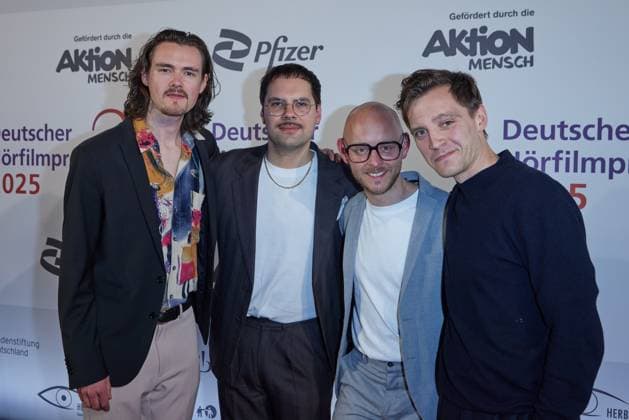 Nico Bauckholt, David Grabowski, Jon Ander Klein und Jonas Nay sind die Band Pudeldame - Gaesteankunft zum 23. Deutschen Hoerfilmpreis 2025 im Colosseum Filmtheater in Berlin am 25.02.2025. 23.Deutscher Hoerfimpreis 2025