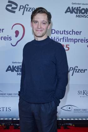 Jonas Nay - Gaesteankunft zum 23. Deutschen Hoerfilmpreis 2025 im Colosseum Filmtheater in Berlin am 25.02.2025. 23.Deutscher Hoerfimpreis 2025