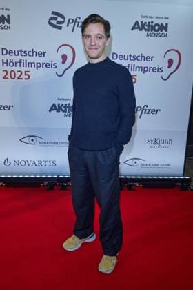 Jonas Nay - Gaesteankunft zum 23. Deutschen Hoerfilmpreis 2025 im Colosseum Filmtheater in Berlin am 25.02.2025. 23.Deutscher Hoerfimpreis 2025
