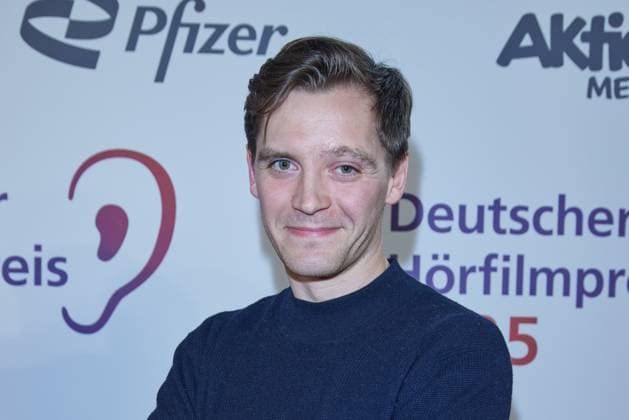Jonas Nay - Gaesteankunft zum 23. Deutschen Hoerfilmpreis 2025 im Colosseum Filmtheater in Berlin am 25.02.2025. 23.Deutscher Hoerfimpreis 2025