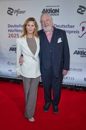 Leslie Malton mit Ehemann Felix von Manteuffel - Gaesteankunft zum 23. Deutschen Hoerfilmpreis 2025 im Colosseum Filmtheater in Berlin am 25.02.2025. 23.Deutscher Hoerfimpreis 2025