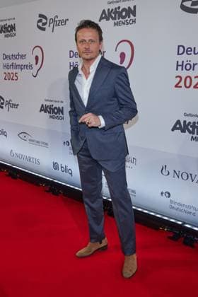 Roman Knizka - Gaesteankunft zum 23. Deutschen Hoerfilmpreis 2025 im Colosseum Filmtheater in Berlin am 25.02.2025. 23.Deutscher Hoerfimpreis 2025