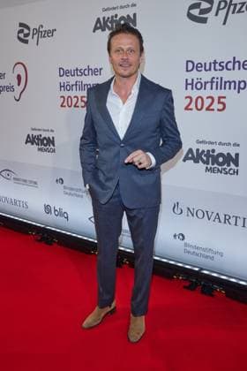 Roman Knizka - Gaesteankunft zum 23. Deutschen Hoerfilmpreis 2025 im Colosseum Filmtheater in Berlin am 25.02.2025. 23.Deutscher Hoerfimpreis 2025