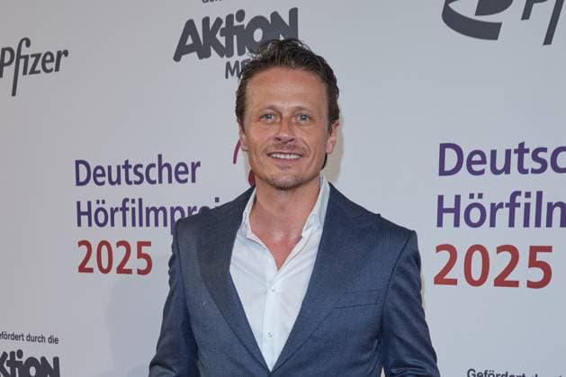 Roman Knizka - Gaesteankunft zum 23. Deutschen Hoerfilmpreis 2025 im Colosseum Filmtheater in Berlin am 25.02.2025. 23.Deutscher Hoerfimpreis 2025
