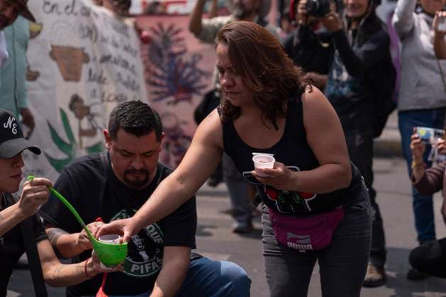 Protest against the closure of pulquerias in Mexico - 25 Mar 2025 Demonstrators serve pulque in glasses during a protest against the closure of the Paloma Azul pulqueria. Pulque workers held a protest to demand that the Administrative Verification Institute (INVEA) stop the closure of pulquerias in Mexico City, such as Paloma Azul. This year, up to 15 pulquer’as have been closed. Mexico Mexico Copyright: xGuillermoxDiazx xSOPAxImagesx _DSC4944