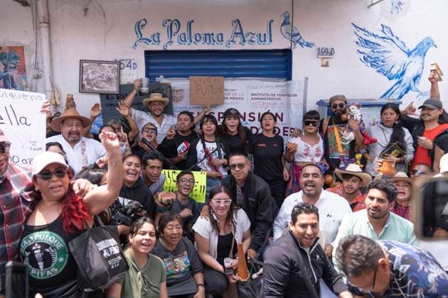Protest against the closure of pulquerias in Mexico - 25 Mar 2025 Pulqueria owners and workers pose during a protest against the closure of the Paloma Azul pulqueria. Pulque workers held a protest to demand that the Administrative Verification Institute (INVEA) stop the closure of pulquerias in Mexico City, such as Paloma Azul. This year, up to 15 pulquer’as have been closed. Mexico Mexico Copyright: xGuillermoxDiazx xSOPAxImagesx _DSC5001