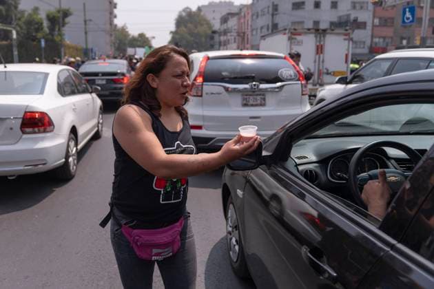 March 25, 2025, Mexico, Mexico: A demonstrator gives pulque to motorists during a protest against the closure of the Paloma Azul pulqueria. Pulque workers held a protest to demand that the Administrative Verification Institute (INVEA) stop the closure of pulquerias in Mexico City, such as Paloma Azul. This year, up to 15 pulquer™as have been closed. Mexico Mexico - ZUMAs197 20250325_aaa_s197_107 Copyright: xGuillermoxDiazx