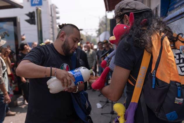 March 25, 2025, Mexico, Mexico: A demonstrator serves pulque during a protest against the closure of the Paloma Azul pulqueria. Pulque workers held a protest to demand that the Administrative Verification Institute (INVEA) stop the closure of pulquerias in Mexico City, such as Paloma Azul. This year, up to 15 pulquer™as have been closed. Mexico Mexico - ZUMAs197 20250325_aaa_s197_108 Copyright: xGuillermoxDiazx