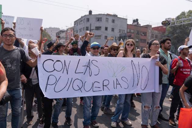 March 25, 2025, Mexico, Mexico: Demonstrators close an avenue during a protest against the closure of the Paloma Azul pulqueria. Pulque workers held a protest to demand that the Administrative Verification Institute (INVEA) stop the closure of pulquerias in Mexico City, such as Paloma Azul. This year, up to 15 pulquer™as have been closed. Mexico Mexico - ZUMAs197 20250325_aaa_s197_111 Copyright: xGuillermoxDiazx