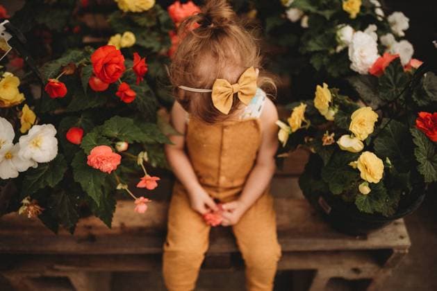 IMAGO Creative, Sommer, Sommertage im Garten Creative Highlights Symbolfotos little girl sitting in flowers Beckley, West Virginia, United States CR_ZVBJ250319-1686168-01 ,model released, Symbolfoto