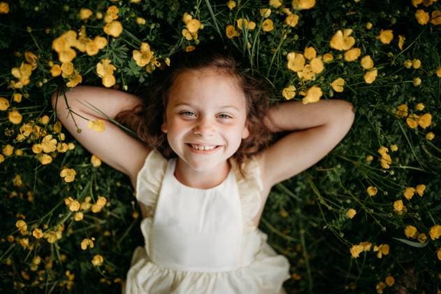 Creative Highlights Symbolfotos little girl laying in a field of flowers Beckley, West Virginia, United States CR_ZVBJ250319-1686180-01 ,model released, Symbolfoto