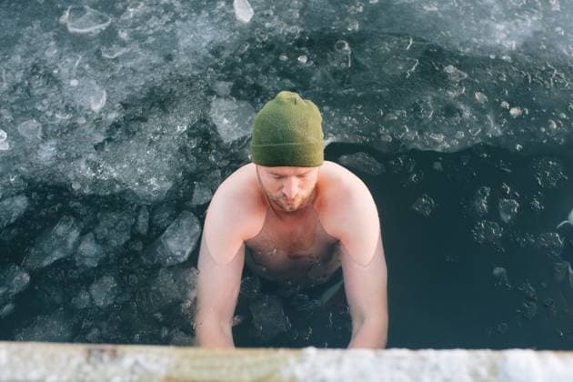 Creative Highlights Symbolfotos man ice bathing in cold water practicing Wimhof breathing Norrtälje, Stockholm County, Sweden CR_RABE250325C6-1594437-01 ,model released, Symbolfoto