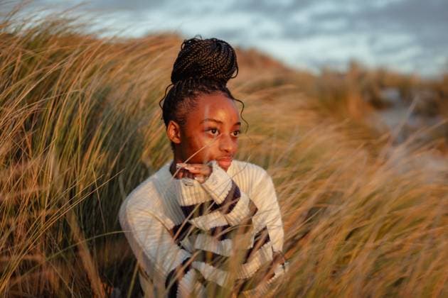 Creative Highlights Symbolfotos Young black women deep in though in nature South Africa, Western Cape, Cape Town CR_YNJN250325-1691026-01 ,model released, Symbolfoto