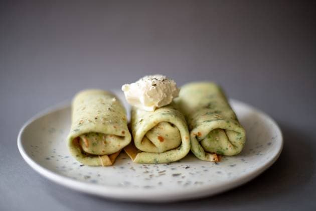 Spinach pancakes topped with smooth cream cheese R_BIAT250317-1680895-01