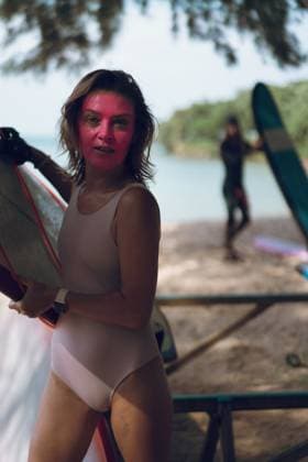 Creative Highlights Symbolfotos Portrait of mid adult woman with surfboard at beach Kuta Utara, Bali, Indonesia R_YUKI250324A-1648751-01 ,model released, Symbolfoto