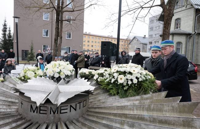25.03.2025, Tartu. Officials laid floral tributes across Estonia on the Day of Remembrance. Candles were also lit across the country to mark the 76th anniversary of the Soviet deportations that sent more than 22,000 Estonians to Siberia in 1949. Memorial ceremony at the Cornflower (or Broken Cornflower) memorial to the victims of Stalinism. Photo Margus Ansu, Tartu Postimees Tartu Tartumaa Estonia 1MA25MAR25Q53  Copyright: xMargusxAnsux The Cornflower (or Broken Cornflower) memorial to the victims of Stalinism