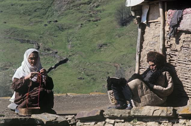 Archivbilder der Woche KW13 Kubachi, town in Dakhadayevsky District of Republic of Dagestan 8883868 20.06.1978 Kubachi, a town in the Dakhadayevsky District of the Republic of Dagestan. One of the largest conventional centers of artistic metalwork, stone and tree carving in the Caucasus. A local family. Republic of Dagestan Russia  Copyright: xx