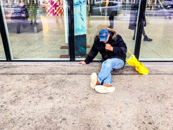Alcoholic Man Alcoholic Man collapsing at Ostbahnhof Railway Station. Berlin, Germany. Berlin OstBahnhof Berlin Germany Copyright: xGuidoxKoppesxPhotox