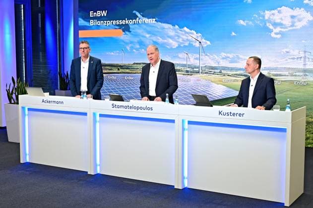 News Themen der Woche KW13 News Bilder des Tages EnBW AG - Bilanzpresssekonferenz 2025. Sebastian Ackermann ( Leiter Kommunikation ), Georg Nikolaus Stamatelopoulos ( Vorstandsvorsitzender EnBW Energie Baden-Württemberg AG ) und Thomas Kusterer ( Finanzvorstand EnBW Energie Baden-Württemberg AG ) anläßlich der Bilanzpressekonferenz 2025 am 26.03.2025 in der EnBW - City, Stuttgart. 20250326MWI032844 *** EnBW AG Annual Press Conference 2025 Sebastian Ackermann Head of Communications , Georg Nikolaus Stamatelopoulos Chief Executive Officer EnBW Energie Baden Württemberg AG and Thomas Kusterer Chief Financial Officer EnBW Energie Baden Württemberg AG on the occasion of the Annual Press Conference 2025 on 26 March 2025 at EnBW City, Stuttgart 20250326MWI032844