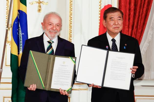 News Themen der Woche KW13 News Bilder des Tages March 26, 2025, Tokyo, Japan: (L to R) Brazilian President Luiz Inacio Lula da Silva and Japanese Prime Minister Shigeru Ishiba pose for the cameras during the Cooperation Document Exchange Ceremony at the Akasaka Palace State Guest House in Tokyo. Tokyo Japan - ZUMAm191 20250326_aap_m191_008 Copyright: xRodrigoxReyesxMarinx