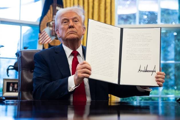 Bilder des Jahres 2025, News 03 März News Themen der Woche KW13 News Bilder des Tages March 26, 2025, Washington, District Of Columbia, USA: United States President Donald J Trump holds-up an Executive Order imposing a 25% tariff on imports of automobiles and certain automobile parts in the Oval Office of the White House in Washington, DC, US, on Wednesday, March 26, 2025 Washington USA - ZUMAs152 20250326_faa_s152_028 Copyright: xFrancisxChungx-xPoolxviaxCNPx