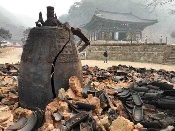 Bilder des Jahres 2025, News 03 März News Themen der Woche KW13 News Bilder des Tages Wildfire-ravaged Buddhist temple Wildfire-ravaged Buddhist temple A bell is seen broken at the remains of the bell pavilion at Goun Temple in Uiseong, North Gyeongsang Province, southeastern South Korea, on March 26, 2025, after it was engulfed by a wildfire the previous day. (Yonhap) 2025-03-26 11:52:34 < 1980-2025 YONHAPNEWS AGENCY. .> ÀÇ¼º±º °æ»óºÏµµ EDITORIAL USE ONLY  Copyright: xx PYH2025032611630031500 YonhapxNewsx yonphotos239500