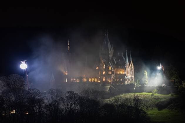 Entertainment Themen der Woche KW13 Entertainment Bilder des Tages Drehort Drachenburg 26.03.2025 Die Drachenburg im Siebengebirge bei Königswinter ist stets ein beliebter Drehort für Filme, Serien und Fernsehshows. Aktuell wird dort die finale Staffel von Babylon Berlin gedreht. Gigantische Scheinwerfer setzen mit künstlichem Nebel die Kulisse in das richtige Licht. Blick vom Rodderberg, ein erloschener Vulkan auf der gegenüberliegenden Rheinseite.. Bonn Mehlem Nordrhein-Westfalen Deutschland *** Filming location Drachenburg 26 03 2025 Drachenburg Castle in the Siebengebirge mountains near Königswinter is always a popular location for films, series and TV shows The final season of Babylon Berlin is currently being filmed there Gigantic spotlights use artificial fog to set the backdrop in the right lig Copyright: xBonn.digitalx xMarcxJohnx