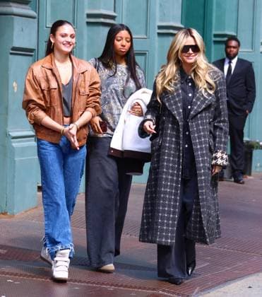 Entertainment Themen der Woche KW13 Entertainment Bilder des Tages Heidi Klum With Her Daughter Lou And A Friend Leave A Building - NYC Model Heidi Klum with her daughter Lou and a friend leave a building in Soho, New York on March 26, 2025. Photo by Dylan Travis ABACAPRESS.COM New York City NY United States  Copyright: xDylanxTravis ABACAx