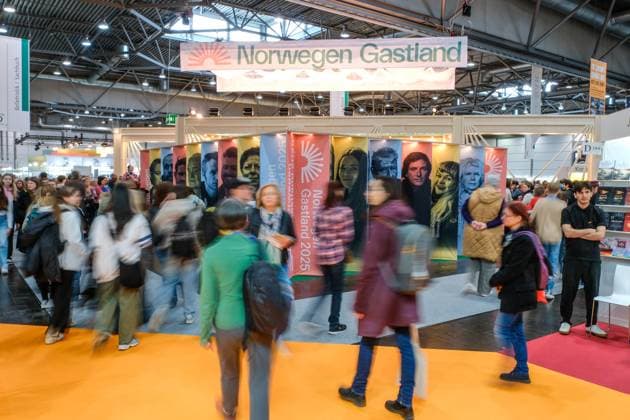 News Themen der Woche KW13 Publikumsverkehr auf der Buchmesse in Leipzig (Foto vom 27.03.2025). Auf der diesjaehrigen Leipziger Buchmesse praesentieren sich 2.040 Verlage und Aussteller aus 45 Laendern. Die Leipziger Buchmesse findet von Donnerstag bis Sonntag unter dem Motto Worte bewegen Welten statt. Gastland der Messe ist in diesem Jahr Norwegen. (Siehe epd-Meldung vom 27.03.2025) EDITORIAL USE ONLY *** Public traffic at the Leipzig Book Fair Photo from 27 03 2025 This years Leipzig Book Fair will feature 2,040 publishers and exhibitors from 45 countries The Leipzig Book Fair will take place from Thursday to Sunday under the motto Words move worlds This years guest country is Norway See epd report from 27 03 2025 EDITORIAL USE ONLY Copyright: epd-bild JensxSchulze epd-Buchmesse_Leipzig8-kopieren