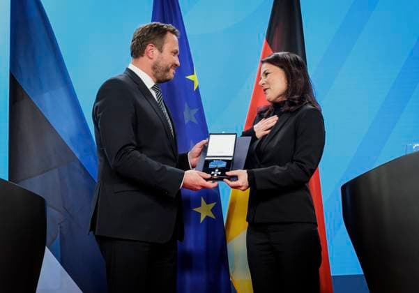Bilder des Jahres 2025, News 03 März News Themen der Woche KW13 News Bilder des Tages Annalena Baerbock (Buendnis 90 Die Gruenen), Bundesaussenministerin, trifft den Aussenminister von Estland, Margus Tsahkna, im Auswaertigen Amt. Hier bekommt sie einen Verdienstorden der Republik Estland verliehen (Cross of Merit I. Class). Fotografiert im Auftrag des Auswaertigen Amtes Berlin Deutschland *** Annalena Baerbock Buendnis 90 Die Gruenen , Federal Foreign Minister, meets the Foreign Minister of Estonia, Margus Tsahkna, at the Foreign Office Here she receives a Cross of Merit of the Republic of Estonia Cross of Merit I Class Photographed on behalf of the Foreign Office Berlin Germany Copyright: xThomasxKoehler AAx