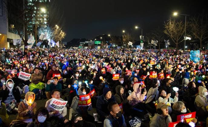 Bilder des Jahres 2025, News 03 März News Themen der Woche KW13 News Bilder des Tages Protest demanding ouster of a ringleader of insurrection and President Yoon, Mar 27, 2025 : South Koreans participate in a mass protest demanding ouster of South Korean President Yoon Suk-Yeol in central Seoul, South Korea, amid the delay in the Constitutional Court s verdict in the impeachment trial of President Yoon over the martial law bid. Tens of thousands of people rallied on Thursday to call for Yoon s removal from office. Pickets read, Oust Yoon Suk-Yeol immediately! and Let s suppress insurrection forces! .  , aflo_285941396.jpg,