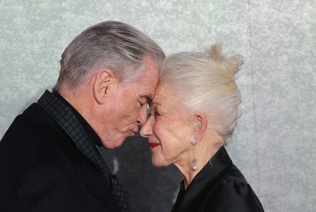Entertainment Themen der Woche KW13 Entertainment Bilder des Tages . 27 03 2025. London, United Kingdom. Pierce Brosnan and Dame Helen Mirren arriving at the MobLand premiere in London.  xStephenxLockx xi-Imagesx IIM-25839-0008