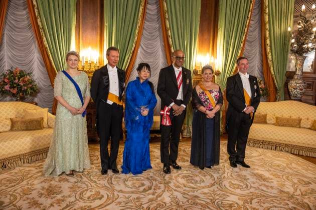 Entertainment Themen der Woche KW13 Entertainment Bilder des Tages Luxemburger Royals veranstalteten Gala-Dinner für Tharman Shanmugaratnam aus Singapur 27-03-2025 Gala Grand Duke Henri and Grand Duchess Maria Teresa and Grand Duke Guillaume and Grand Duchess Stephanie with Tharman Shanmugaratnam, President of the Republic of Singapore, and Mrs. Jane Ittogi Shanmugaratnam pictured at the state banquet before the statebanquet at Palais Grand-Ducal on the 1st day of the 2 day statevisit to Luxembourg. Â  Copyright: xPPEx