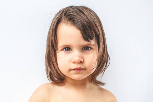 Creative Highlights Symbolfotos Nahaufnahme eines kleinen Kindes mit schulterlangen braunen Haaren und tiefen Augen, das mit neutralem Ausdruck direkt in die Kamera blickt. weiche Beleuchtung und weißer Hintergrund heben die zarten Gesichtszüge des Kindes hervor Nahaufnahme eines kleinen Kindes mit schulterlangen braunen Haaren und tiefen Augen, das mit neutralem Ausdruck direkt in die Kamera blickt. weiche Beleuchtung und weißer Hintergrund heben die zarten Gesichtszüge des Kindes hervor ,model released, Symbolfoto Copyright: xZoonar.com EvgeniiaxGordeevax 23061430 ,model released, Symbolfoto ,property released