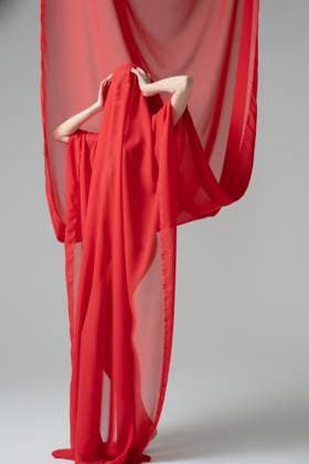 Creative Highlights Symbolfotos Elegante Frau posiert schüchtern in durchsichtigem rotem Stoff vor einem minimalistischen Hintergrund Elegante Frau posiert schüchtern in durchsichtigem rotem Stoff vor einem minimalistischen Hintergrund ,model released, Symbolfoto Copyright: xZoonar.com AndreyxGuryanovx 23075351 ,model released, Symbolfoto ,property released