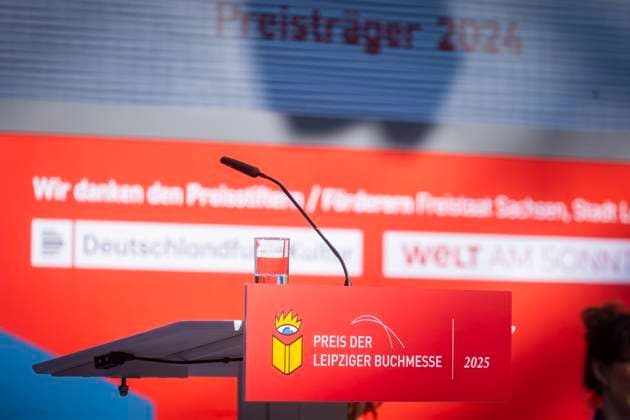Leipziger Buchmesse In der neuen Messe präsentieren 2.040 Aussteller aus 45 Ländern die Neuheiten dieses Jahres. Die Messe steht in diesem Jahr unter dem Motto Â«Worte bewegen WeltenÂ». Gastland ist in diesem Jahr Norwegen. Preisverleihung der Leipziger Buchmesse 2025 Leipzig Sachsen Deutschland