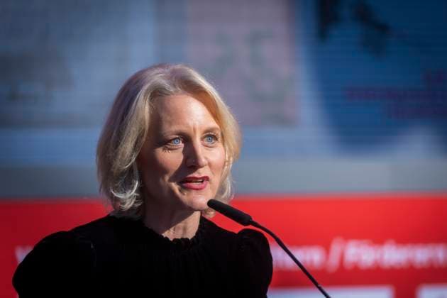 Leipziger Buchmesse In der neuen Messe präsentieren 2.040 Aussteller aus 45 Ländern die Neuheiten dieses Jahres. Die Messe steht in diesem Jahr unter dem Motto Â«Worte bewegen WeltenÂ». Gastland ist in diesem Jahr Norwegen. Direktorin der Leipziger Buchmesse Astrid Böhmich bei der Preisverleihung. Leipzig Sachsen Deutschland