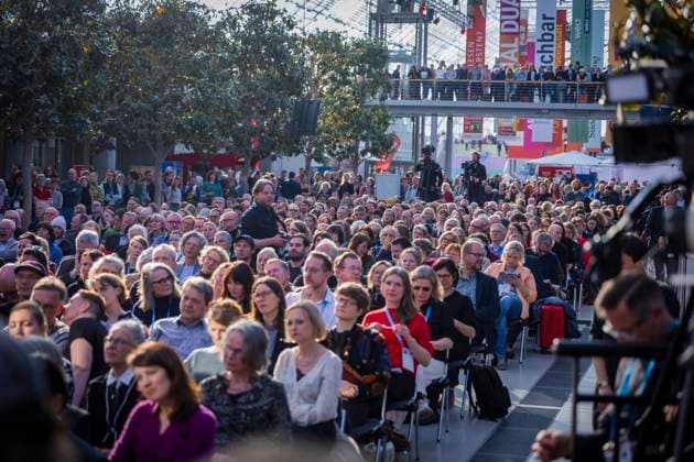 Leipziger Buchmesse In der neuen Messe präsentieren 2.040 Aussteller aus 45 Ländern die Neuheiten dieses Jahres. Die Messe steht in diesem Jahr unter dem Motto Â«Worte bewegen WeltenÂ». Gastland ist in diesem Jahr Norwegen. Preisverleihung der Leipziger Buchmesse 2025 Leipzig Sachsen Deutschland