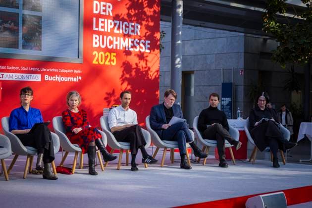 Leipziger Buchmesse In der neuen Messe präsentieren 2.040 Aussteller aus 45 Ländern die Neuheiten dieses Jahres. Die Messe steht in diesem Jahr unter dem Motto Â«Worte bewegen WeltenÂ». Gastland ist in diesem Jahr Norwegen. Preisverleihung der Leipziger Buchmesse 2025 Jurymitglieder Zita Bereuter, Cornelia Geißler, Kais Harrabi, David Hugendick, Thomas Hummitzsch, Judith von Sternburg Leipzig Sachsen Deutschland