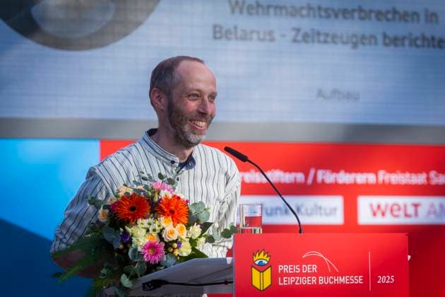 Leipziger Buchmesse In der neuen Messe präsentieren 2.040 Aussteller aus 45 Ländern die Neuheiten dieses Jahres. Die Messe steht in diesem Jahr unter dem Motto Â«Worte bewegen WeltenÂ». Gastland ist in diesem Jahr Norwegen. Preisverleihung der Leipziger Buchmesse 2025 Die Kategorie Übersetzung geht in diesem Jahr an Thomas Weiler für die Übertragung von Feuerdörfer. Wehrmachtsverbrechen in Belarus Zeitzeugen berichten (Aufbau), herausgegeben von Ales Adamowitsch, Janka Bryl und Uladsimir Kalesnik. Leipzig Sachsen Deutschland