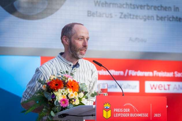 Leipziger Buchmesse In der neuen Messe präsentieren 2.040 Aussteller aus 45 Ländern die Neuheiten dieses Jahres. Die Messe steht in diesem Jahr unter dem Motto Â«Worte bewegen WeltenÂ». Gastland ist in diesem Jahr Norwegen. Preisverleihung der Leipziger Buchmesse 2025 Die Kategorie Übersetzung geht in diesem Jahr an Thomas Weiler für die Übertragung von Feuerdörfer. Wehrmachtsverbrechen in Belarus Zeitzeugen berichten (Aufbau), herausgegeben von Ales Adamowitsch, Janka Bryl und Uladsimir Kalesnik. Leipzig Sachsen Deutschland