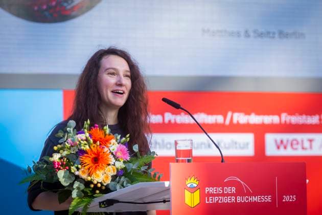 Leipziger Buchmesse In der neuen Messe präsentieren 2.040 Aussteller aus 45 Ländern die Neuheiten dieses Jahres. Die Messe steht in diesem Jahr unter dem Motto Â«Worte bewegen WeltenÂ». Gastland ist in diesem Jahr Norwegen. Preisverleihung der Leipziger Buchmesse 2025 Irina Rastorgueva erhält die Auszeichnung für Pop-up-Propaganda. Epikrise der russischen Selbstvergiftung (Matthes & Seitz Berlin). Leipzig Sachsen Deutschland