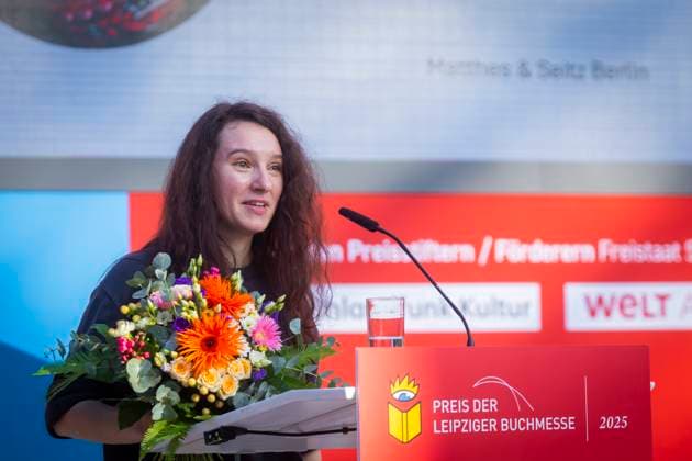 Leipziger Buchmesse In der neuen Messe präsentieren 2.040 Aussteller aus 45 Ländern die Neuheiten dieses Jahres. Die Messe steht in diesem Jahr unter dem Motto Â«Worte bewegen WeltenÂ». Gastland ist in diesem Jahr Norwegen. Preisverleihung der Leipziger Buchmesse 2025 Irina Rastorgueva erhält die Auszeichnung für Pop-up-Propaganda. Epikrise der russischen Selbstvergiftung (Matthes & Seitz Berlin). Leipzig Sachsen Deutschland