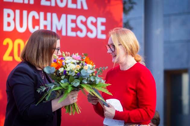 Leipziger Buchmesse In der neuen Messe präsentieren 2.040 Aussteller aus 45 Ländern die Neuheiten dieses Jahres. Die Messe steht in diesem Jahr unter dem Motto Â«Worte bewegen WeltenÂ». Gastland ist in diesem Jahr Norwegen. Preisverleihung der Leipziger Buchmesse 2025 In der Kategorie Belletristik ging die Auszeichnung an Kristine Bilkau für ihren Roman Halbinsel (Luchterhand) Leipzig Sachsen Deutschland