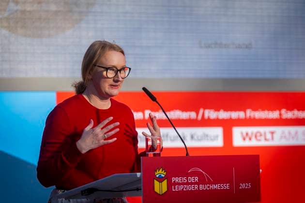 Leipziger Buchmesse In der neuen Messe präsentieren 2.040 Aussteller aus 45 Ländern die Neuheiten dieses Jahres. Die Messe steht in diesem Jahr unter dem Motto Â«Worte bewegen WeltenÂ». Gastland ist in diesem Jahr Norwegen. Preisverleihung der Leipziger Buchmesse 2025 In der Kategorie Belletristik ging die Auszeichnung an Kristine Bilkau für ihren Roman Halbinsel (Luchterhand) Leipzig Sachsen Deutschland