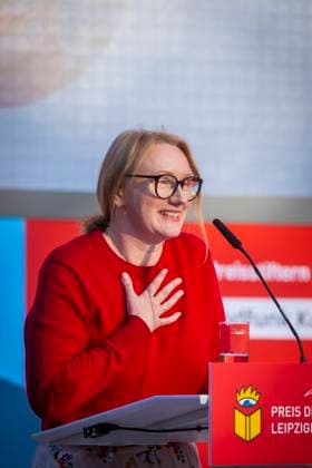 Leipziger Buchmesse In der neuen Messe präsentieren 2.040 Aussteller aus 45 Ländern die Neuheiten dieses Jahres. Die Messe steht in diesem Jahr unter dem Motto Â«Worte bewegen WeltenÂ». Gastland ist in diesem Jahr Norwegen. Preisverleihung der Leipziger Buchmesse 2025 In der Kategorie Belletristik ging die Auszeichnung an Kristine Bilkau für ihren Roman Halbinsel (Luchterhand) Leipzig Sachsen Deutschland