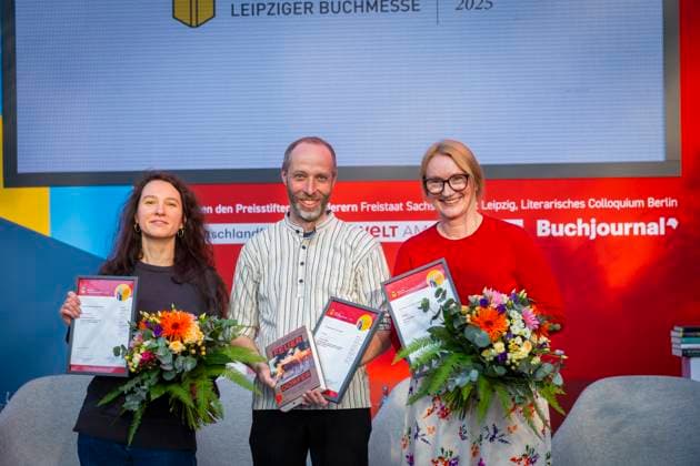 Leipziger Buchmesse In der neuen Messe präsentieren 2.040 Aussteller aus 45 Ländern die Neuheiten dieses Jahres. Die Messe steht in diesem Jahr unter dem Motto Â«Worte bewegen WeltenÂ». Gastland ist in diesem Jahr Norwegen. Preisverleihung der Leipziger Buchmesse 2025 Die Preisträger:innen (v.l.n.r.): Irina Rastorgueva, Thomas Weiler, Kristine Bilkau Leipzig Sachsen Deutschland
